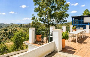 Outdoor dining - Gorgeous home in Pizarra with private swimming pool, can be inside or outside (Pizarra)