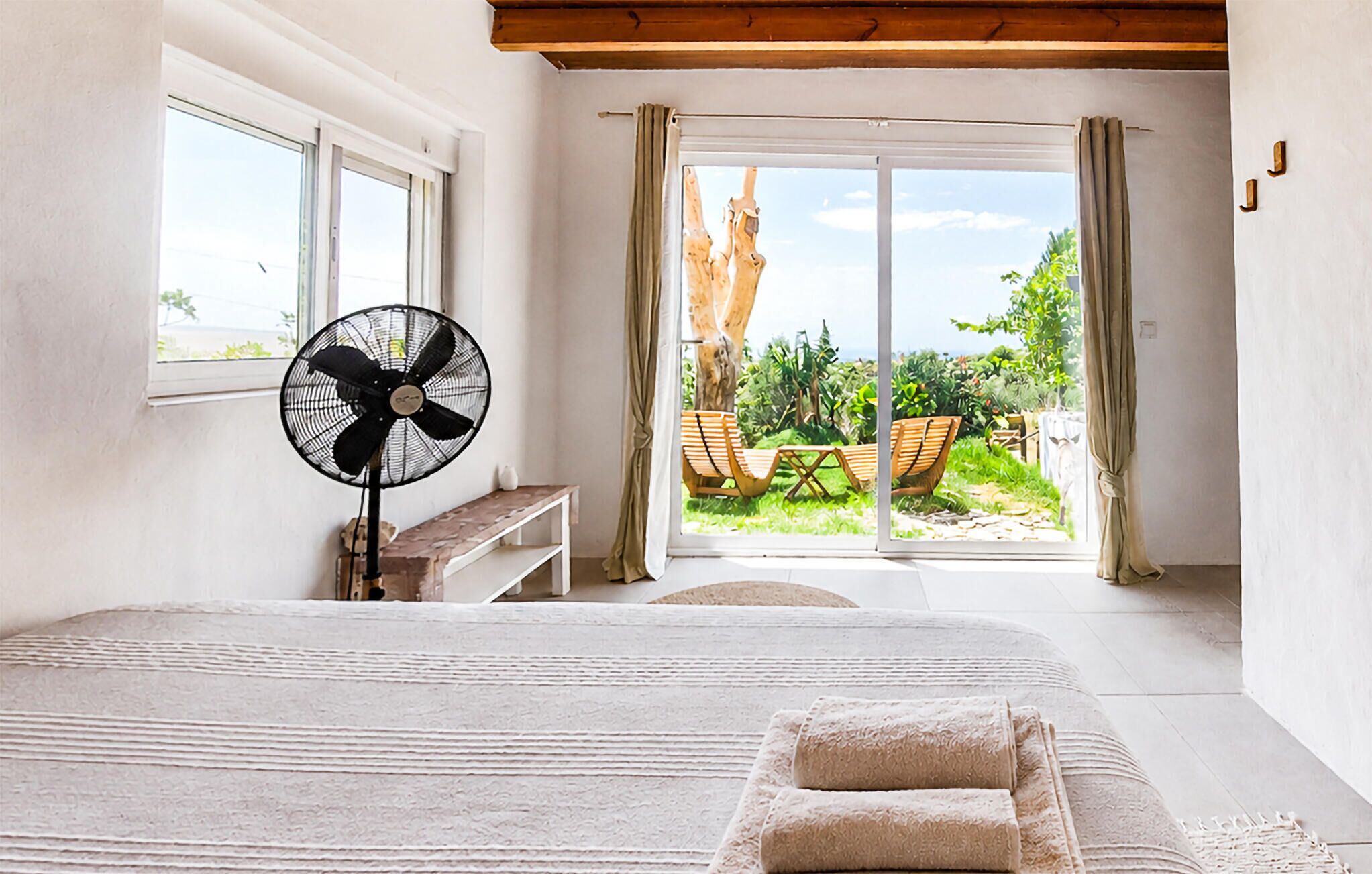Travel crib, free WiFi