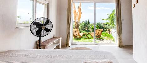 Travel crib, free WiFi