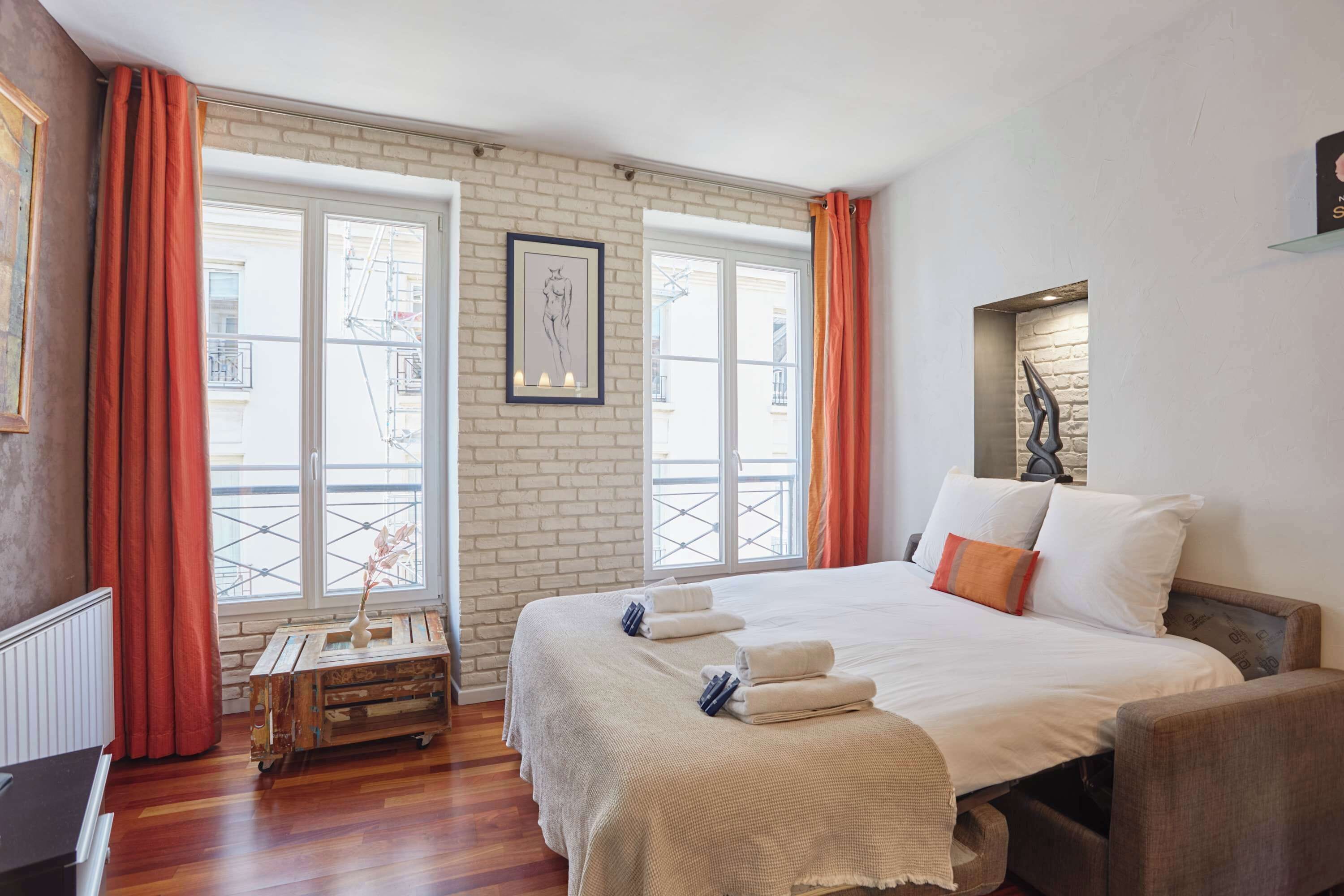 Tabla de planchar con plancha, wifi y ropa de cama 