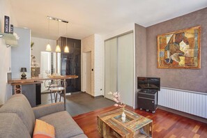 Ein modernes Wohnzimmer mit einer Couch, einem Couchtisch und einem Gemälde an der Wand.