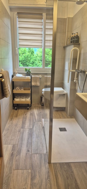 Shower, hair dryer, towels, soap - Geronimi Vacation Home (San Cassiano)