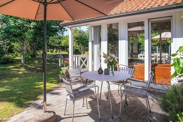 Outdoor dining - Retro home with three terraces near the beach (Glesborg)