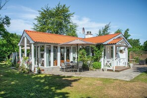 Exterior - Retro home with three terraces near the beach (Glesborg)
