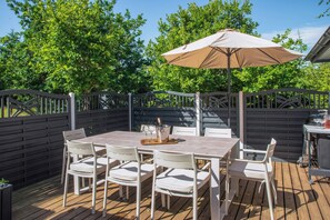 Outdoor dining - Retro home with three terraces near the beach (Glesborg)