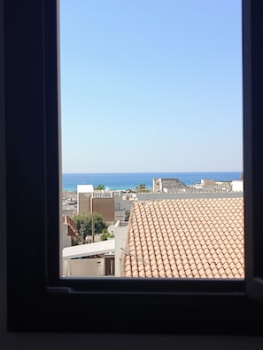 Suíte júnior, sacada, vista parcial para o oceano | Vista para a água