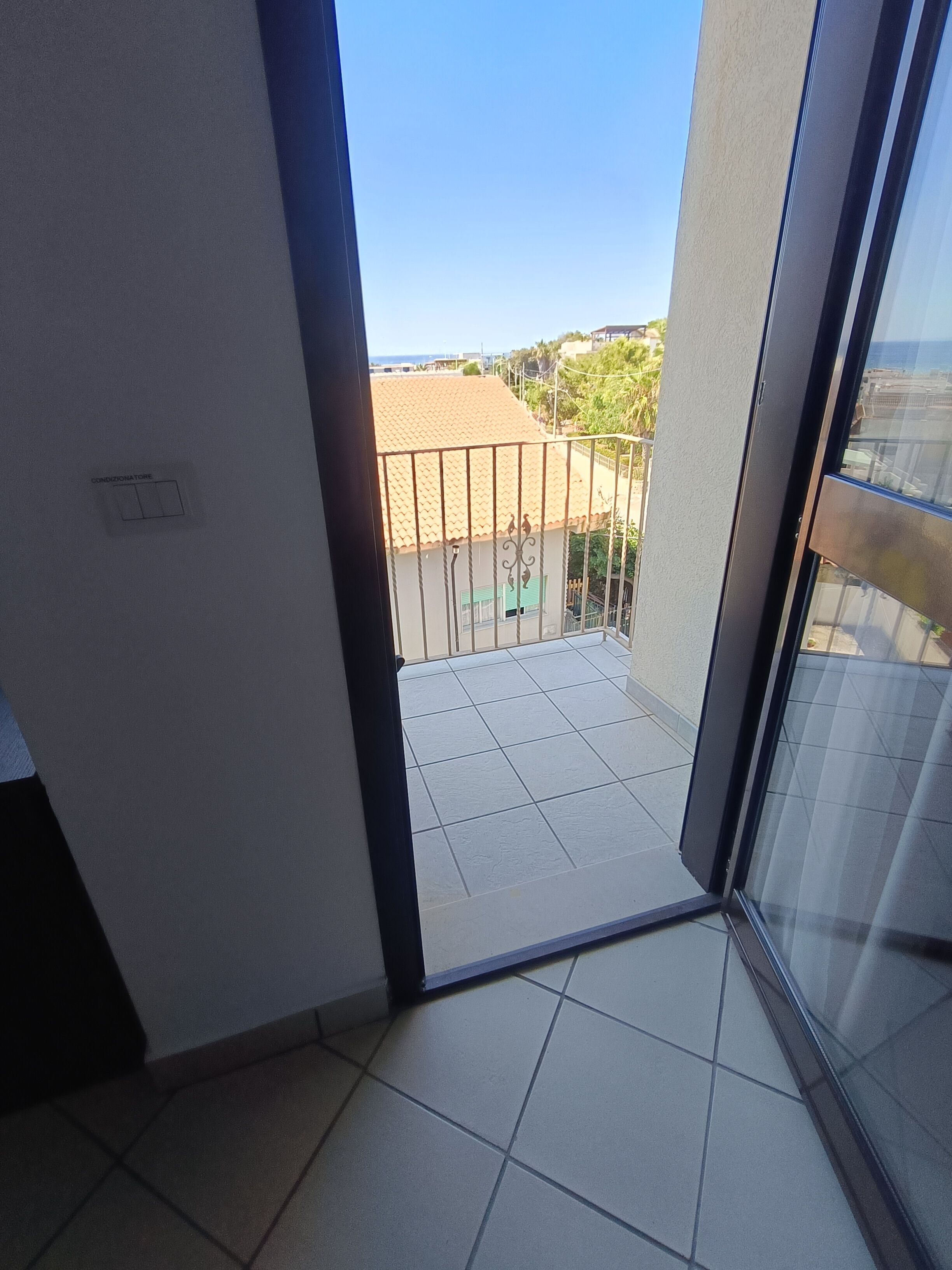 Junior-suite - balkon - delvis havudsigt | Pengeskab på værelset, mørklægningsgardiner, strygejern/strygebræt