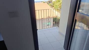 Junior-suite - balkon - delvis havudsigt | Pengeskab på værelset, mørklægningsgardiner, strygejern/strygebræt