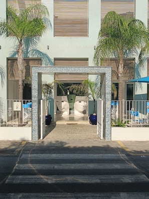 Vista frontal de la propiedad