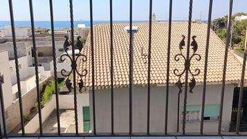 Suite Junior, balcon, vue partielle sur l'océan | Coffres-forts dans les chambres, rideaux occultants
