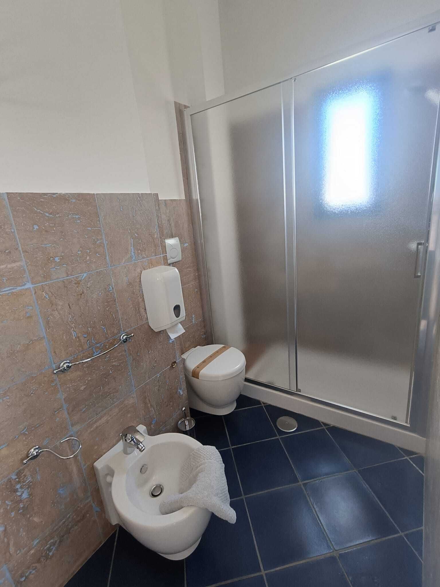 Chambre Double Standard, balcon, vue partielle sur l'océan | Salle de bain | Douche, articles de toilette gratuits, sèche-cheveux, chaussons