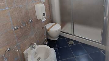 Chambre Double Standard, balcon, vue partielle sur l'océan | Salle de bain | Douche, articles de toilette gratuits, sèche-cheveux, chaussons
