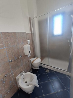 Standard Double Room, Balcony, Partial Ocean View | Bathroom