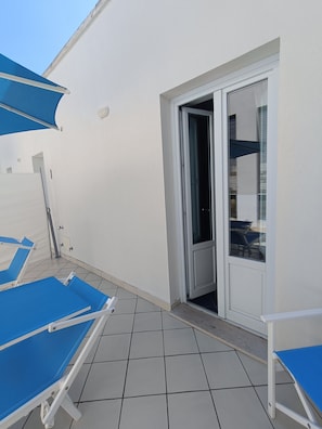 Habitación doble estándar, balcón, vista parcial al océano | Terraza o patio