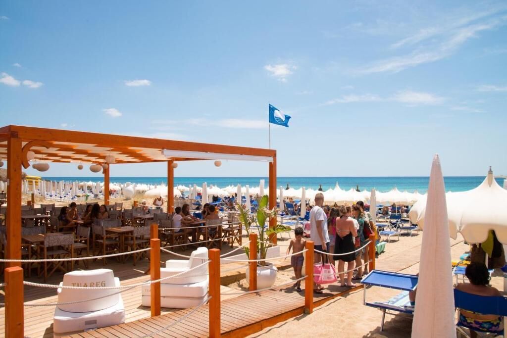 Privatstrand in der Nähe, weißer Sandstrand, Liegestühle, Sonnenschirme
