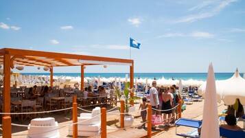 Privatstrand in der Nähe, weißer Sandstrand, Liegestühle, Sonnenschirme