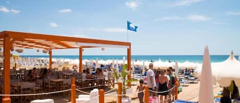 Plage privée à proximité, sable blanc, chaises longues, parasols