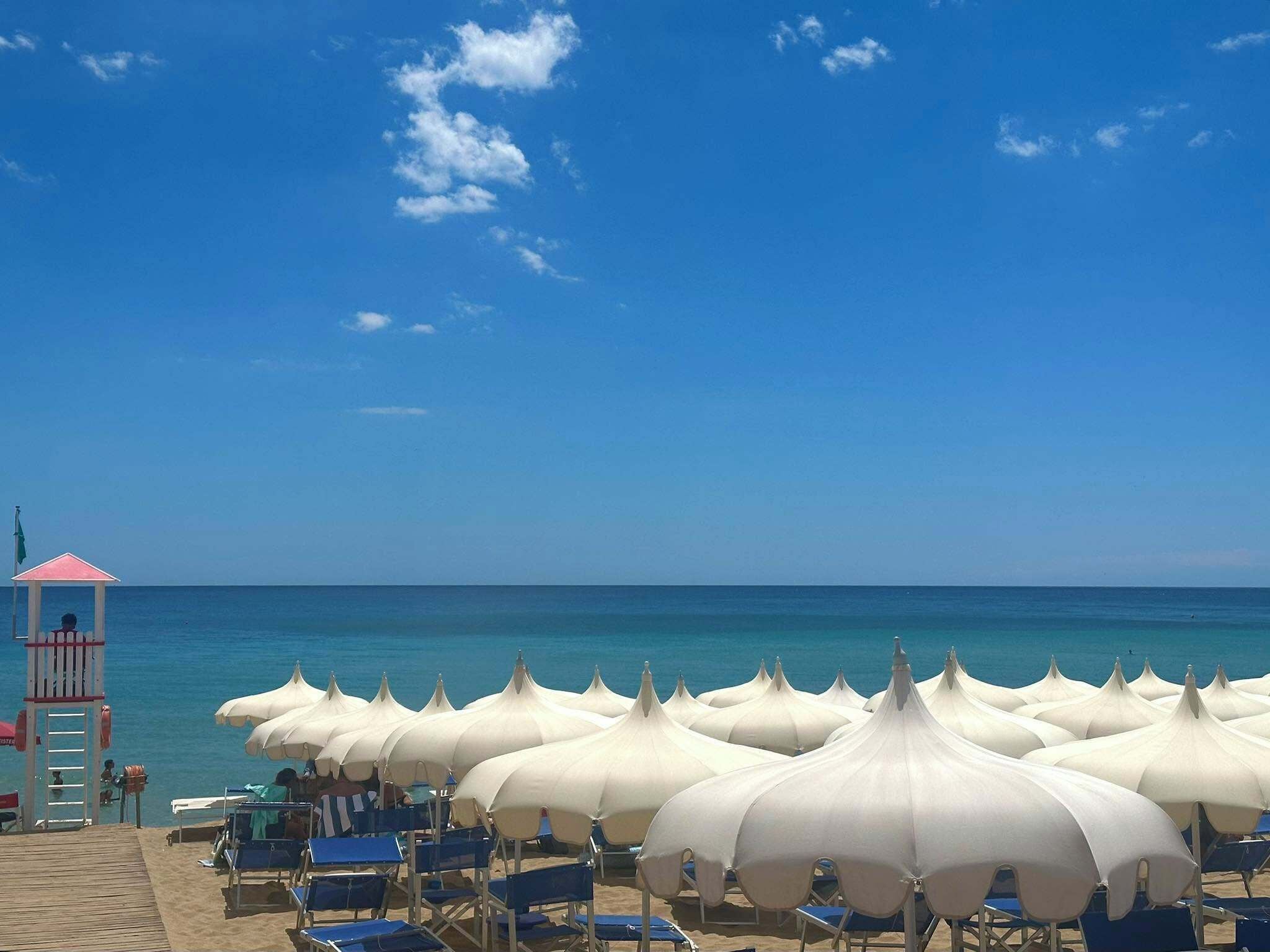 Platja privada a prop, platja de sorra blanca i gandules de platja 