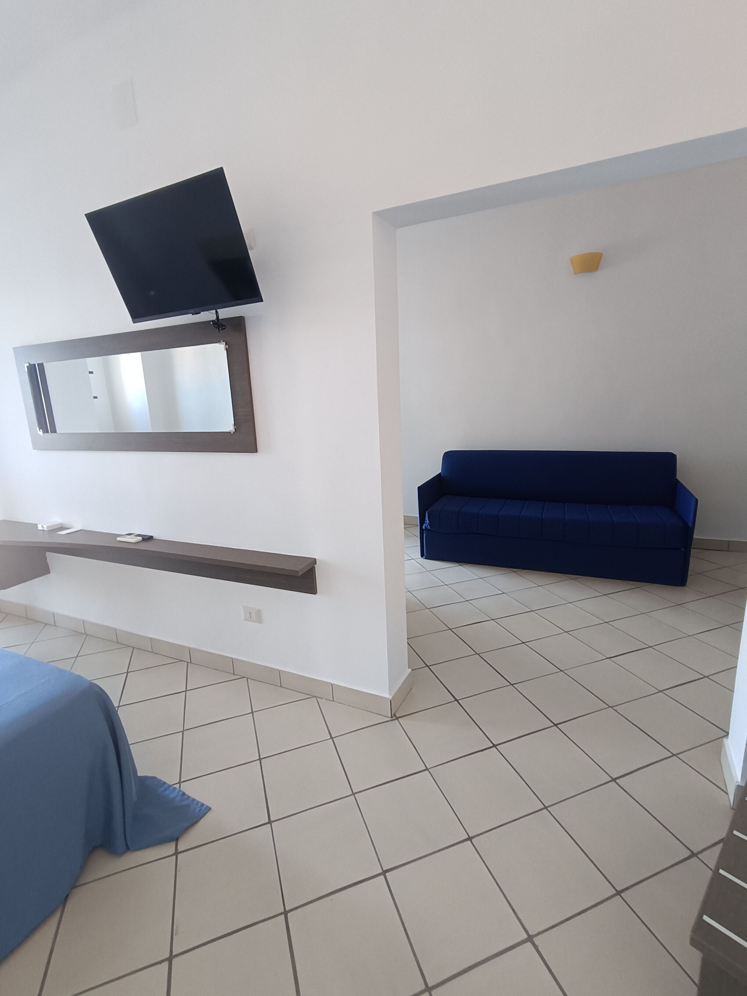 Suite Junior, balcon, vue partielle sur l'océan | Coffres-forts dans les chambres, rideaux occultants