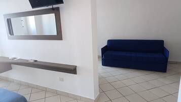 Suite Junior, balcon, vue partielle sur l'océan | Coffres-forts dans les chambres, rideaux occultants