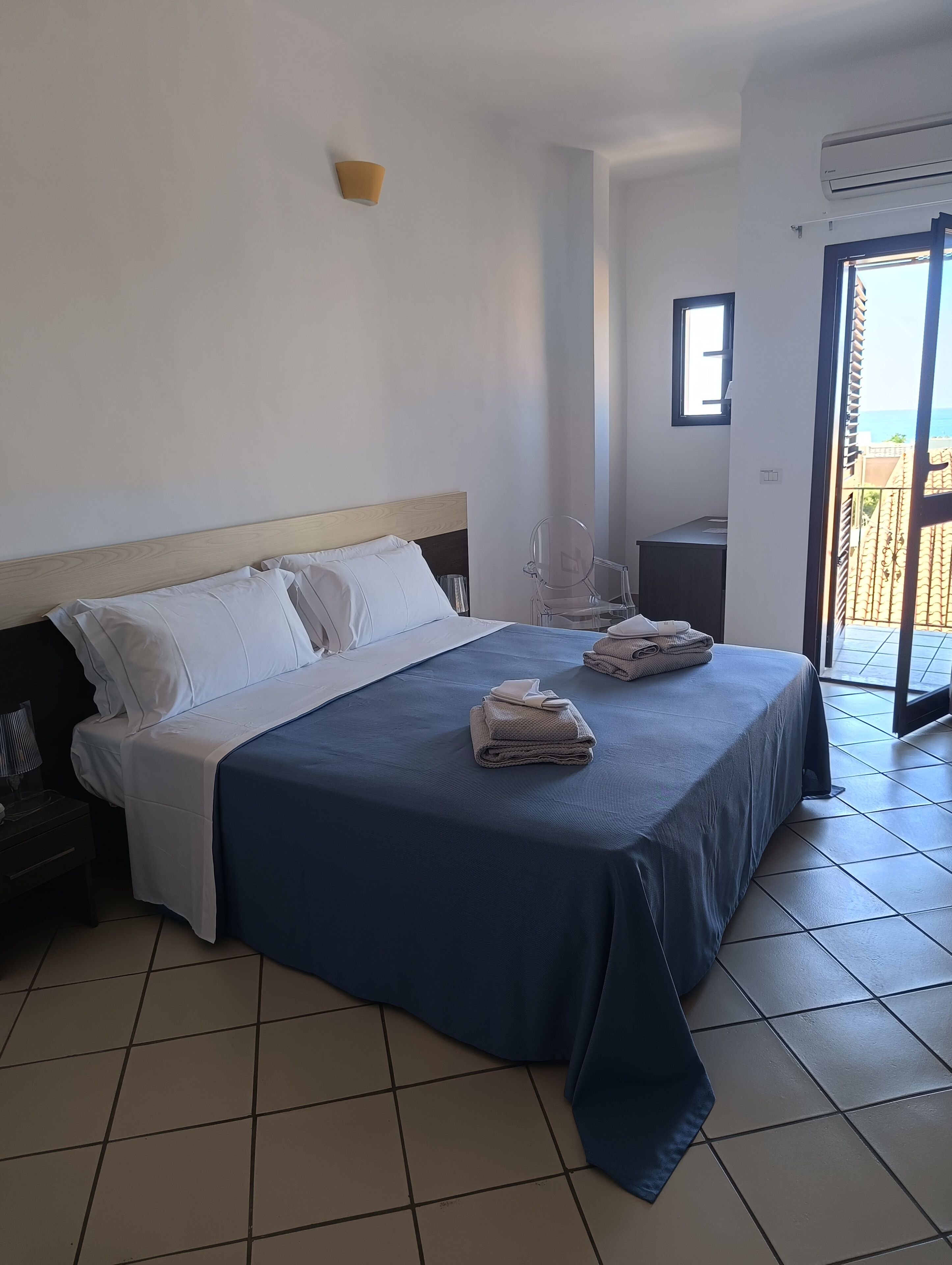 Junior Suite, Balcony, Partial Ocean View | In-room safe, blackout curtains, iron/ironing board, free WiFi