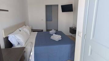 Chambre Double Standard, balcon, vue partielle sur l'océan | Coffres-forts dans les chambres, rideaux occultants