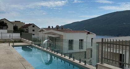 Stylish 4BR Villa w/ Pool near Porto Novi Marina