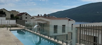 Stylish 4BR Villa w/ Pool near Porto Novi Marina