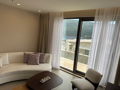 Stylish 4BR Villa w/ Pool near Porto Novi Marina