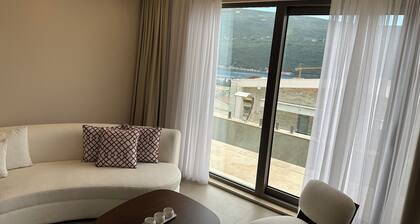 Stylish 4BR Villa w/ Pool near Porto Novi Marina