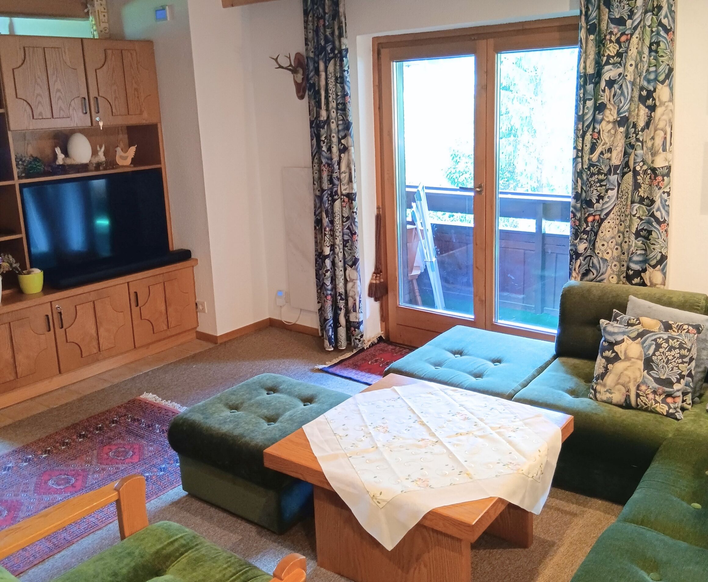 Comfort Apartment, 2 Bedrooms, Balcony, Mountain View | Living area