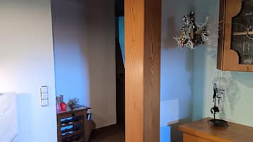 Apartamento conforto, 2 quartos, sacada, vista para a montanha | Área de estar | TV de tela plana 50 polegadas com canais a cabo