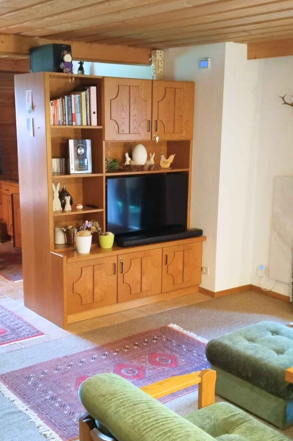 Apartamento conforto, 2 quartos, sacada, vista para a montanha | Área de estar | TV de tela plana 50 polegadas com canais a cabo