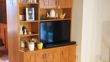 Apartamento conforto, 2 quartos, sacada, vista para a montanha | Área de estar | TV de tela plana 50 polegadas com canais a cabo