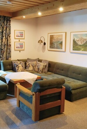 Comfort-Apartment, 2 Schlafzimmer, Balkon, Bergblick | Wohnbereich | 50-Zoll-Flachbildfernseher mit Kabelempfang