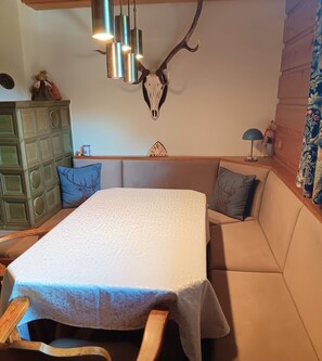 Comfort-Apartment, 2 Schlafzimmer, Balkon, Bergblick | Wohnbereich | 50-Zoll-Flachbildfernseher mit Kabelempfang