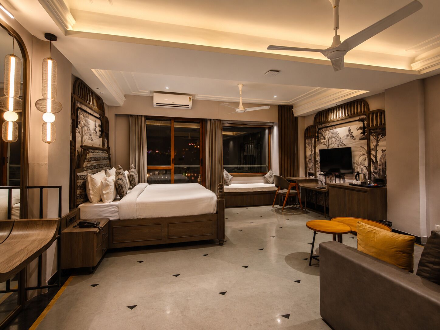 Premium Suite with Balcony | Premium-sengetøj, senge med madrasser af memory foam, skrivebord