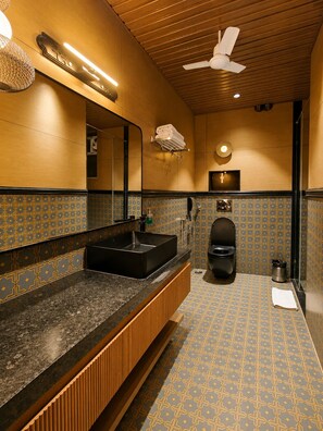 Shower, free toiletries, hair dryer, slippers - The Luxury Tiger at Lake Pichola (Udaipur)
