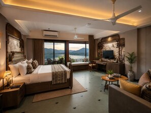 Premium Suite with Balcony | Premium-sengetøj, senge med madrasser af memory foam, skrivebord