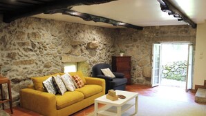 Smart TV, fireplace, DVD player, books - Casa Moinho da Levada: A Retreat on the Banks of the Coura River (Parada (Paredes De Coura))