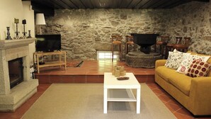 Smart TV, fireplace, DVD player, books - Casa Moinho da Levada: A Retreat on the Banks of the Coura River (Parada (Paredes De Coura))