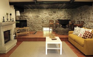 Smart-TV, Kamin, DVD-Player, Bücher