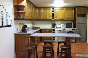 Coffee/tea maker, fridge, microwave, stovetop