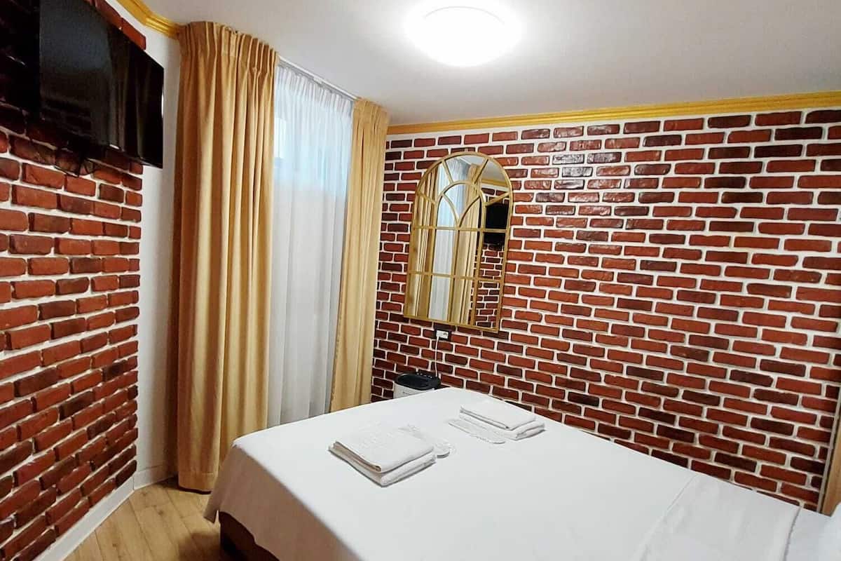 Habitación doble económica, para no fumadores | Cortinas blackout, insonorización y wifi gratis 