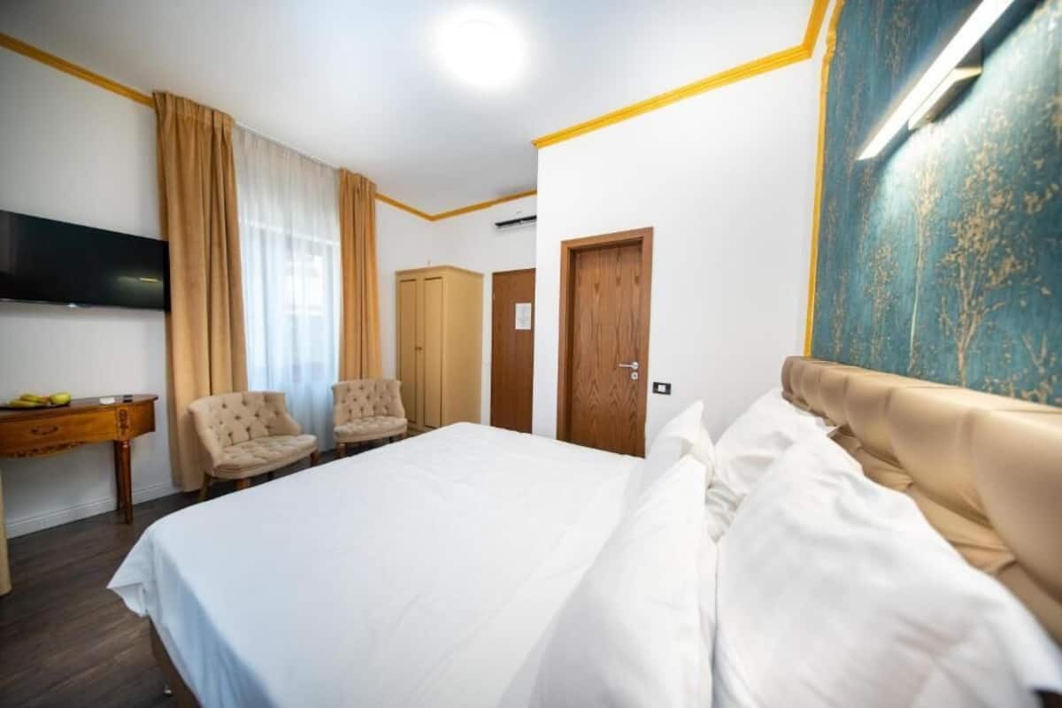 Habitación doble Deluxe, vista al patio | Cortinas blackout, insonorización y wifi gratis 