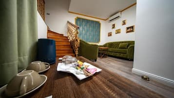 Apartment, Blick auf den Innenhof | Innenbereich