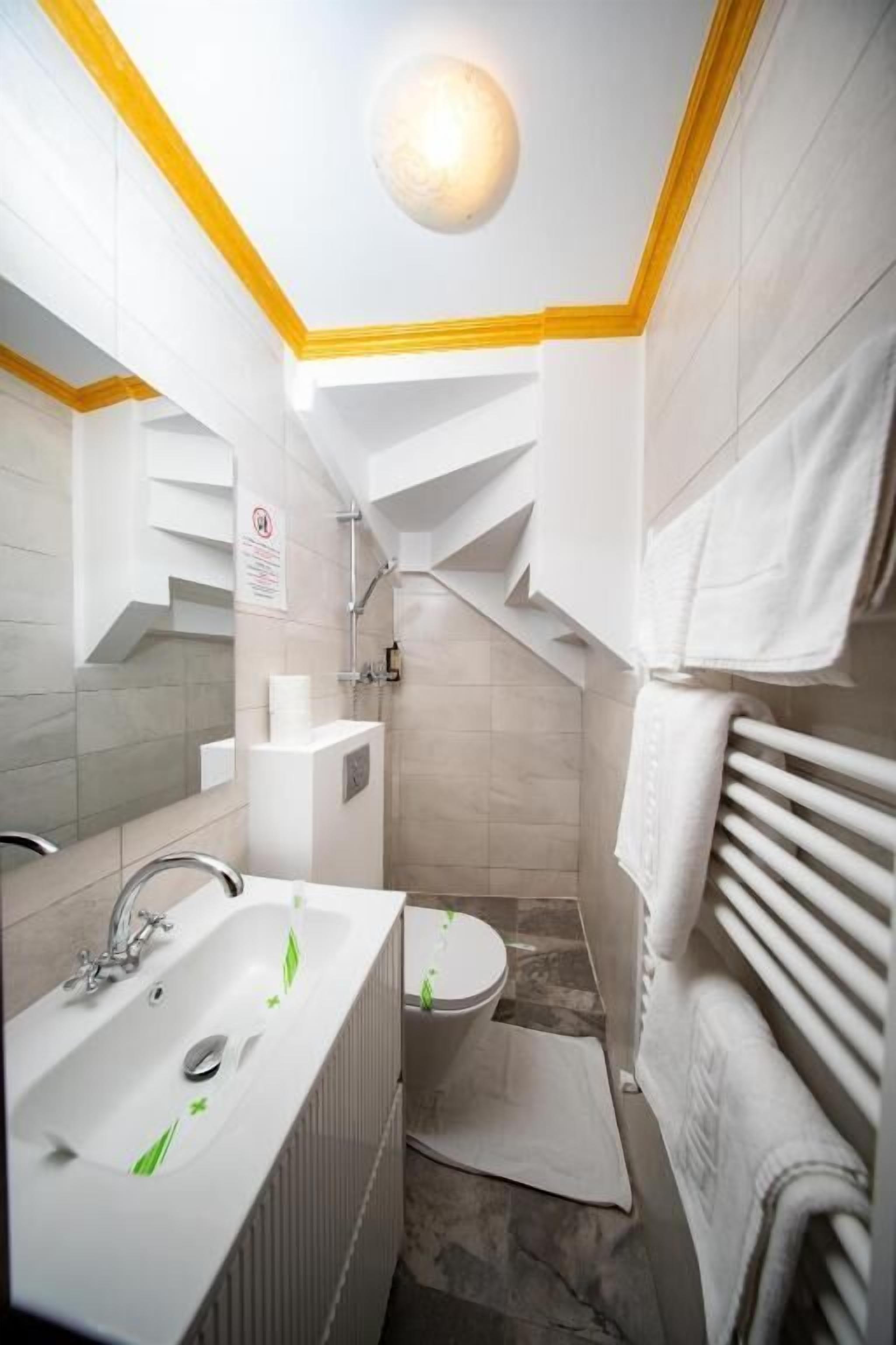 Standard Double Room, Courtyard View | Bathroom