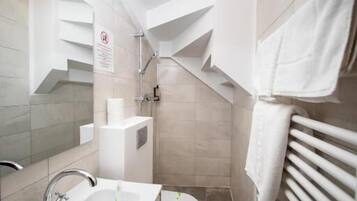 Standard Double Room, Courtyard View | Bathroom