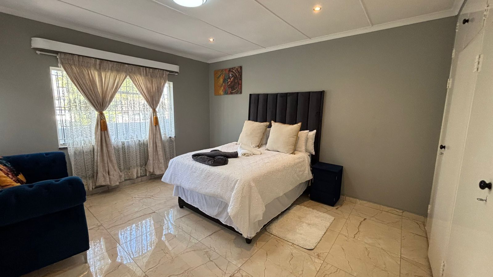 4 bedrooms, iron/ironing board, WiFi, bed sheets