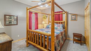 Hytte, flere senger, fjellutsikt (Pigeon Forge Hideaway) | 2 soverom, individuelt dekorert, individuelt innredet og sengetøy